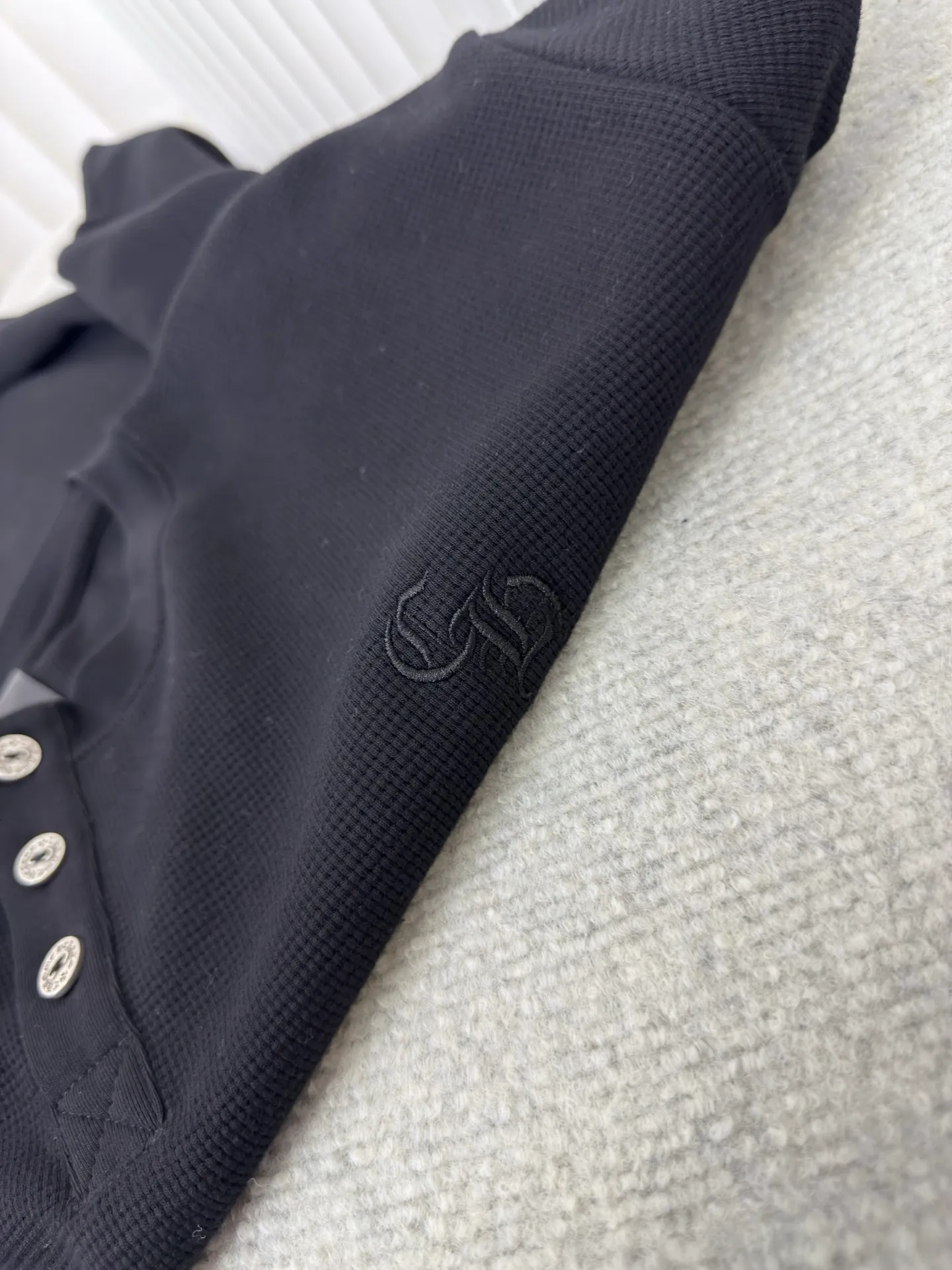 P400 Chrome Hear leather henley collar waffle sweatshirt. The fabric is made of 350g cotton waffle double-layer material before washing (to distinguish low-weight, cut corners and non-pure cotton market products). The silver buckles and scrolls are made of antique bronze and real silver (the material has reached 300+ quality in the market). The leather label is still made of genuine imported lambskin. The most important thing is the hand-sewn leather (the cost is high when it comes to manual work). A lot of effort has been put into the fabric, hardware and craftsmanship. The top quality in the market. The industry benchmark is only owned by a few people. Size S M L